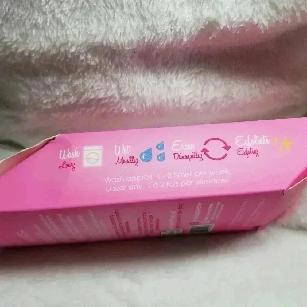 Make up eraser eliminates makeup with just water